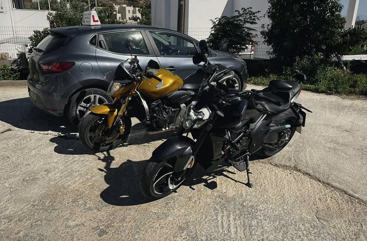 Αυτοκίνητο και μοτοσυκλέτες της σχολής